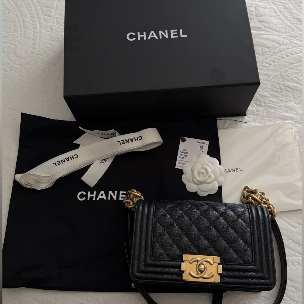SMALL BOY CHANEL HANDBAG Calfskin & Gold-Finish Metal 
Black